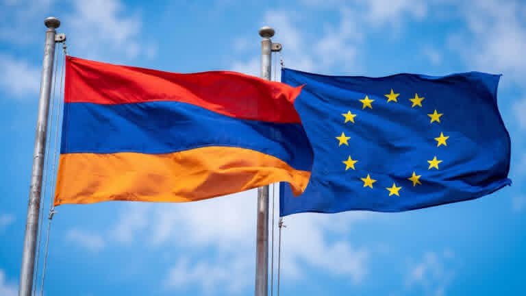 Здание Европейской комиссии в Брюсселе, флаги ЕС и Армении