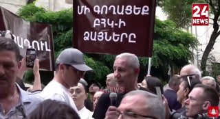 Оппозиционер в майке с Путиным у здания ЦИК в Ереване объявляет голодовку