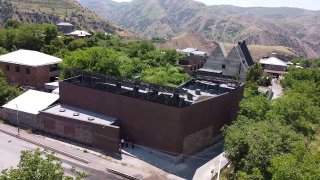 Министр ОНКС Жанна Андреасян и замминистра Альфред Кочарян на стройке Музея коврового искусства в Гарни