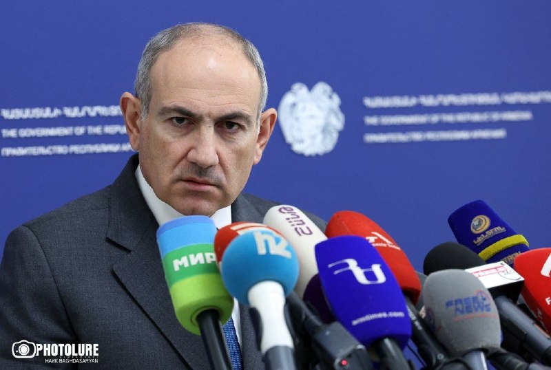 Избирательный участок в Севане, Армения, наблюдатели следят за голосованием