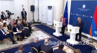 Урсула фон дер Ляйен и Никол Пашинян в Ереване во время объявления пакета поддержки