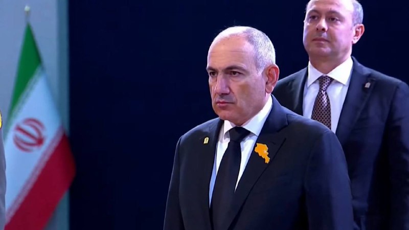 Избирательный участок в Армении, наблюдатели следят за голосованием
