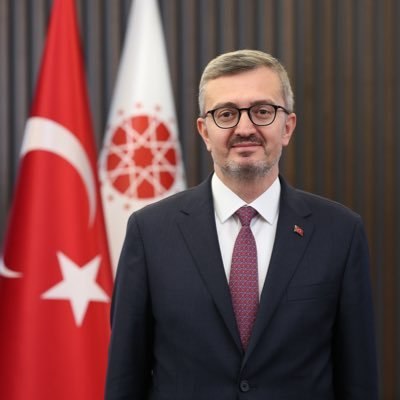 Бурханеттин Дуран на фоне флага Турции