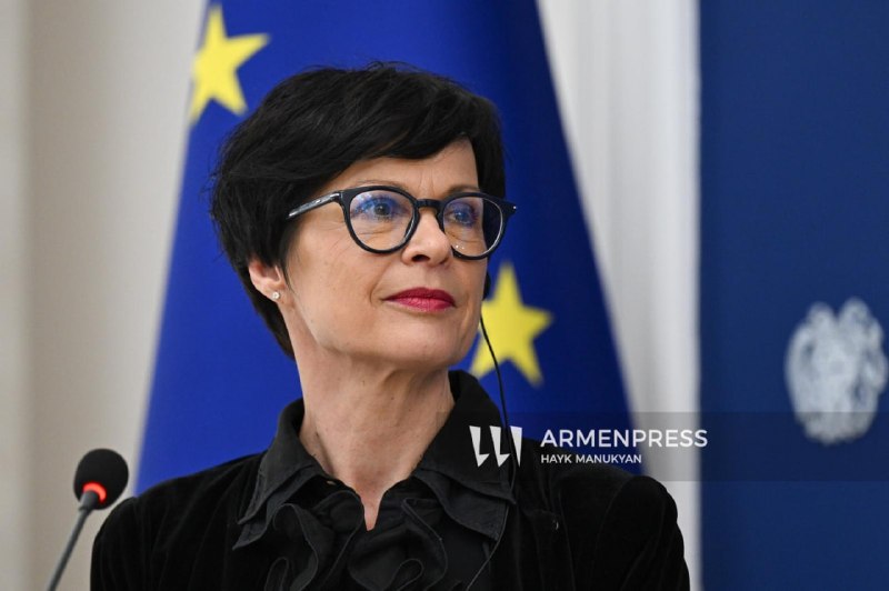 Флаги Евросоюза и Армении на фоне официальной встречи в Ереване