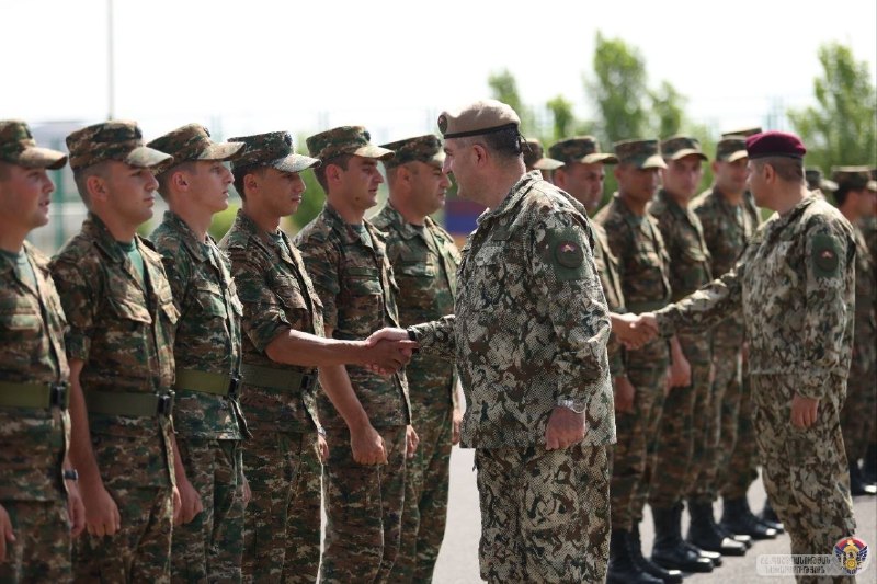 Церемония присяги сержантов в Севане с участием генерал-лейтенанта Эдварда Асряна