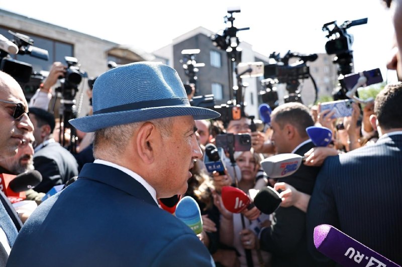 Премьер-министр Армении Никол Пашинян общается с журналистами после голосования на парламентских выборах