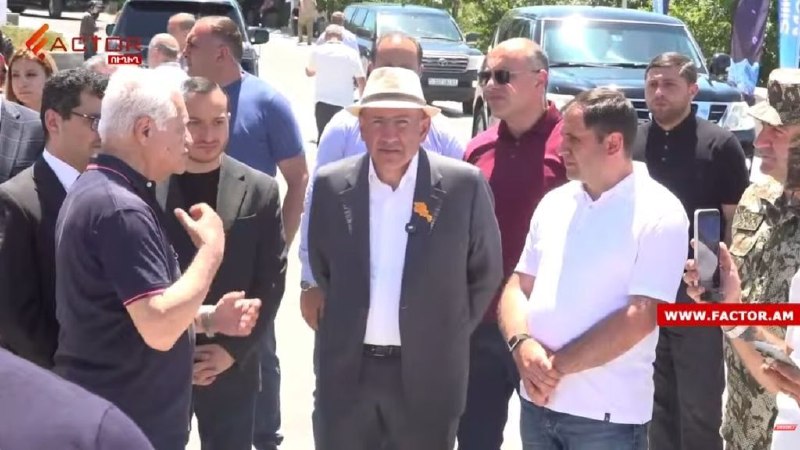 Никол Пашинян осматривает экспозицию на выставке военной промышленности в СКК им. Карена Демирчяна