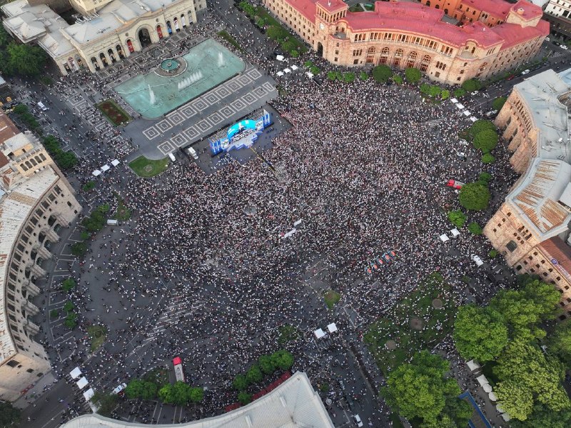 Кадры с площади Республики в Ереване, где проходит итоговый митинг партии «Гражданский договор»