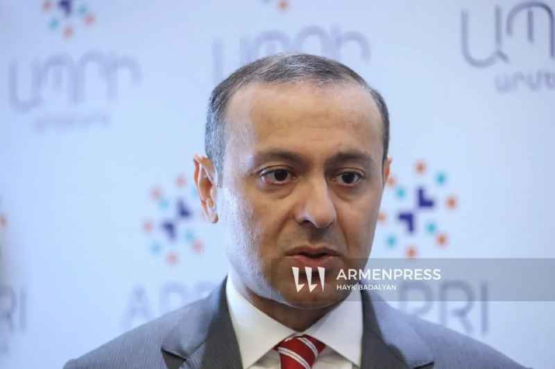 Армен Григорян выступает на брифинге в Ереване