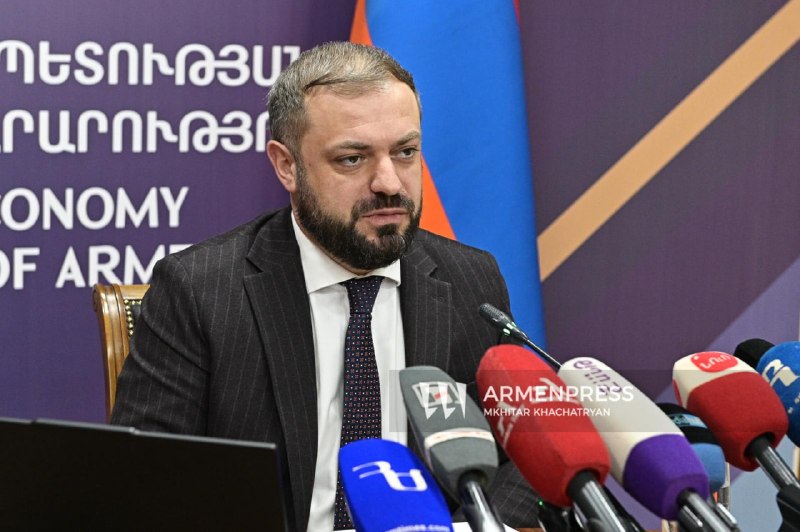 Министр экономики Армении Геворг Папоян и пресс-секретарь Лилит Шабоян опровергают фейк
