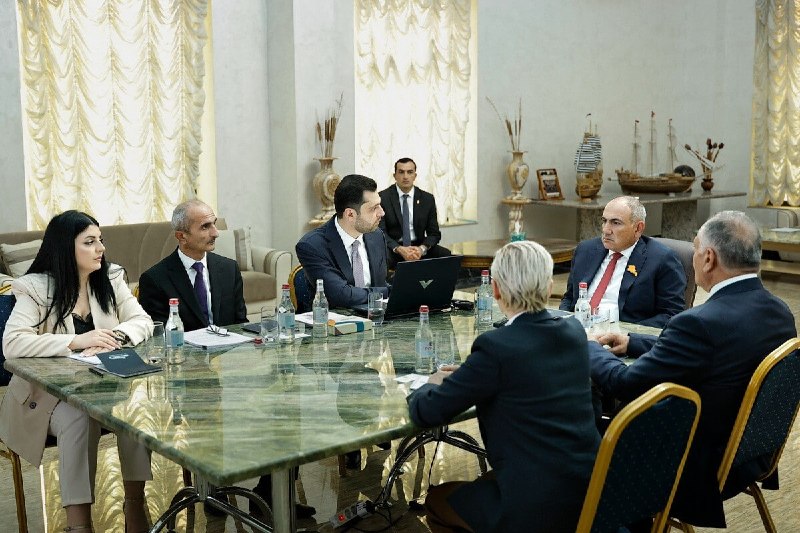 Премьер-министр Армении Никол Пашинян осматривает строительные работы в экспо-центре «Меридиан» в Ереване перед COP17