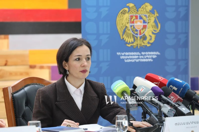 Министр образования Армении Жанна Андреасян на фоне здания, обсуждающая дезинформацию перед выборами.