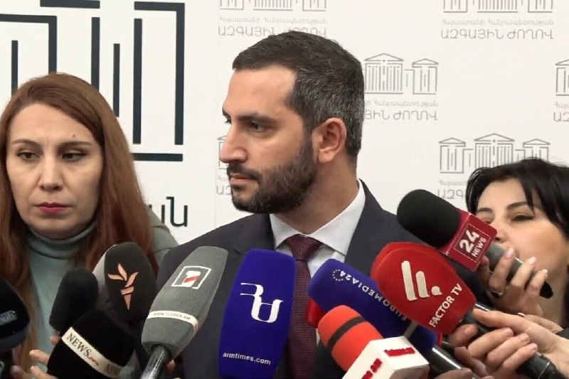 Избирательный участок в Севане с наблюдателями и избирателями