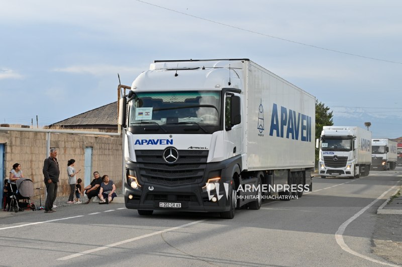 Грузовики с гуманитарной помощью на КПП Маргара на армяно-турецкой границе