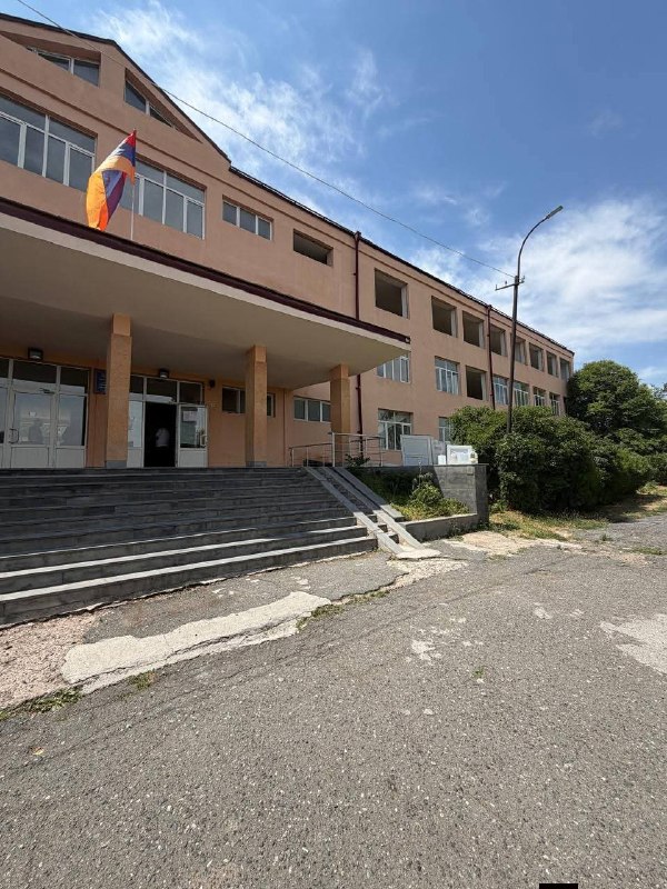 Директор ФТРА Саргис Багинян на стройплощадке школы №4 в Аштараке, Арагацотнская область