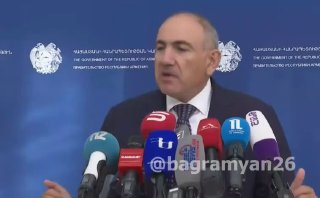 Премьер-министр Армении Никол Пашинян выступает с заявлением о железных дорогах