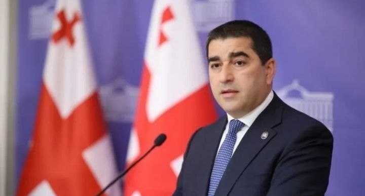Наблюдатели на избирательном участке в Ереване на парламентских выборах в Армении