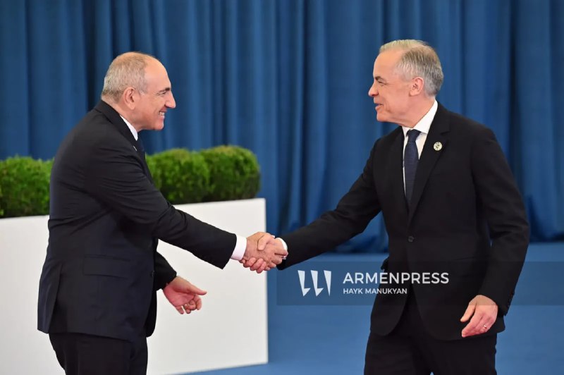 Премьер-министр Армении Никол Пашинян на избирательном участке в день выборов