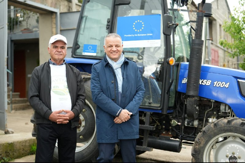 Работник Davtyan Farm собирает органическую спаржу в Сюнике, Армения