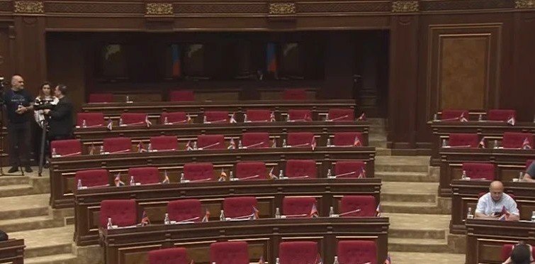 Пустые кресла оппозиции в зале заседаний парламента Армении