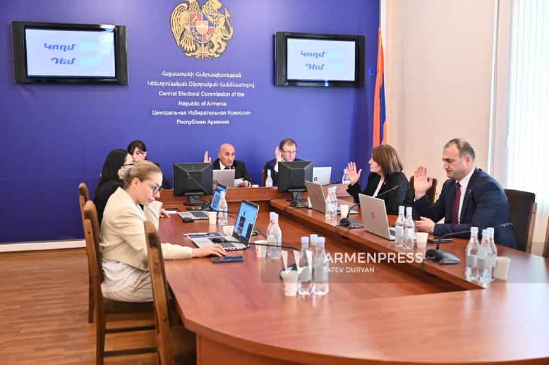 Избирательный участок в Армении во время парламентских выборов, наблюдатели и урны