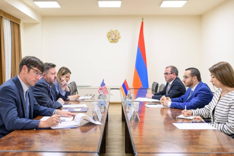 Избирательный участок в Севане, наблюдатели следят за голосованием