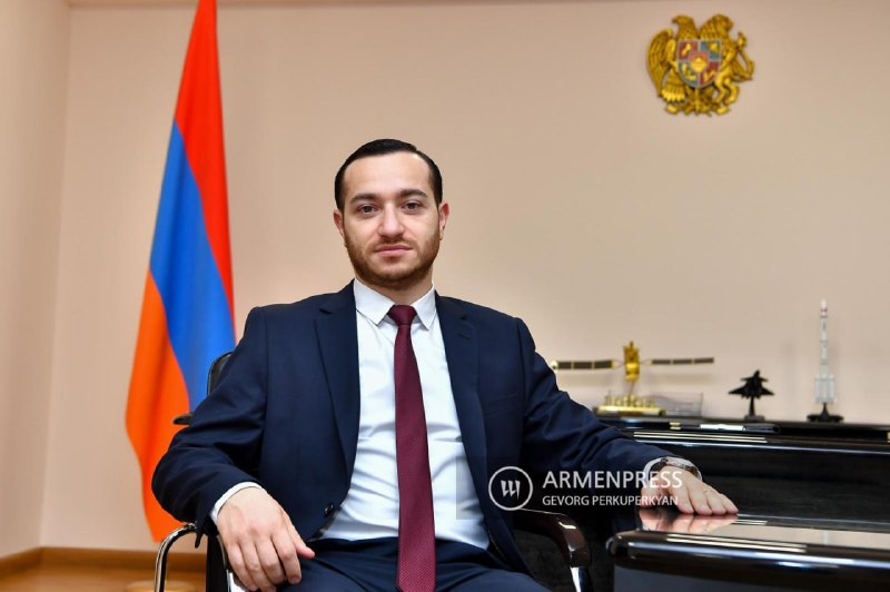 Никол Пашинян на брифинге 9 июля объявляет об отставке министра