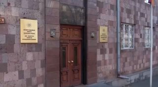 Сотрудники правоохранительных органов задерживают членов участковых избирательных комиссий по делу о подкупе избирателей в