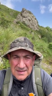 Никол Пашинян на фоне гор у озера Севан, Армения