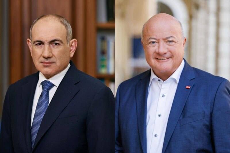 Федеральный канцлер Австрии Кристиан Штокер поздравляет премьер-министра Армении Никола Пашиняна с победой на выборах