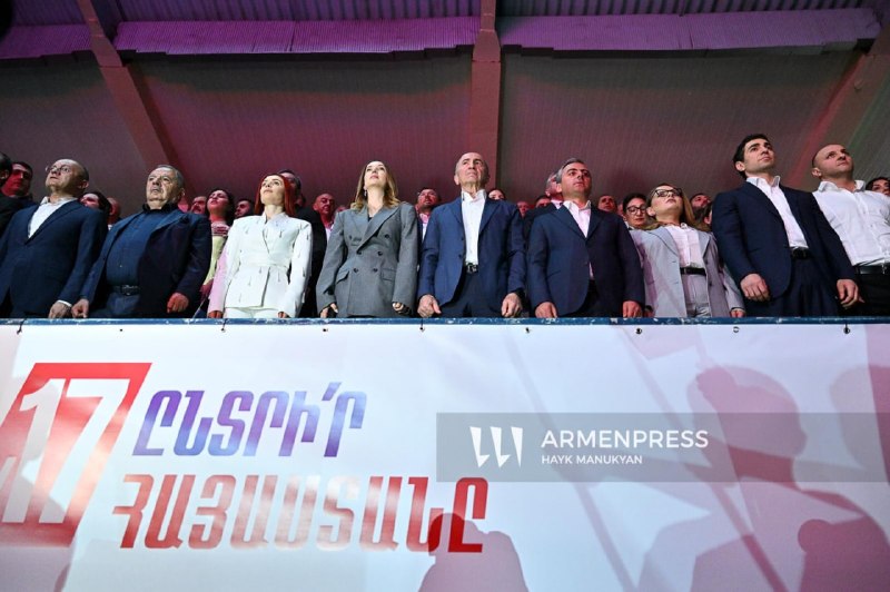 Наблюдатели на избирательном участке в Армении во время выборов 7 июня