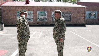 Генерал-лейтенант Эдвард Асрян на строевом смотре на Республиканском сборном пункте в Армении