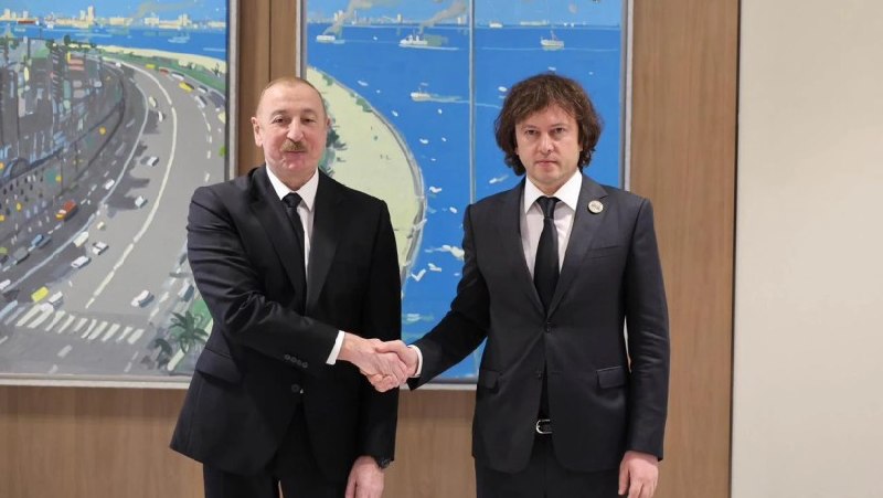 Флаги Азербайджана и Грузии на фоне газопровода