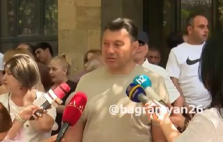 Избирательный участок в Севане, наблюдатели проверяют списки
