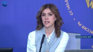 Сотрудники ЦИК Армении работают с документами на избирательном участке в Севане