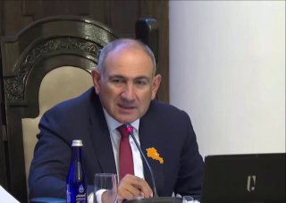 Наблюдатели на избирательном участке в городе Севан