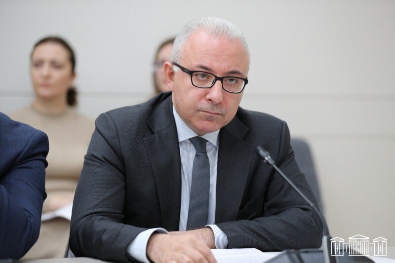 Мнацакан Сафарян выступает перед журналистами в парламенте в Армении, обсуждая проект TRIPP