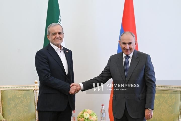 Президент Ирана Масуд Пезешкиан и премьер-министр Армении Никол Пашинян