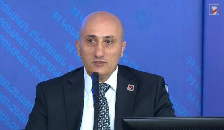Председатель ЦИК Ваагн Овакимян выступает с предупреждением для избирателей Севана.