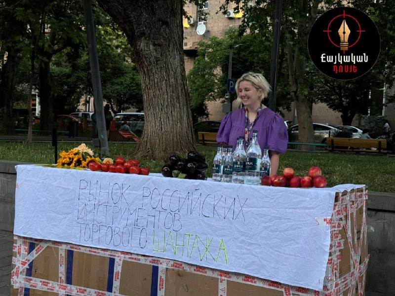 В Ереване на Вернисаже открылся «рынок российского шантажа»: активисты высмеяли давление Кремля на Армению перед выборами