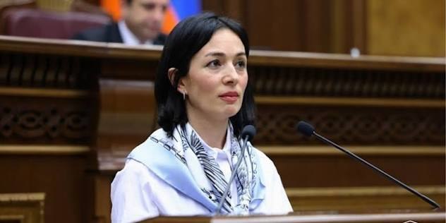 Жанна Андреасян, министр ОНКС Армении, на пресс-конференции