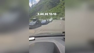 Армяне возвращаются через Верхний Ларс после голосования в Армении
