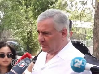 Избирательный участок в Севане, наблюдатели следят за голосованием