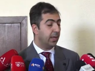 Адвокат Арам Орбелян выступает в Конституционном суде, объясняя оптические явления на избирательных урнах в Явке