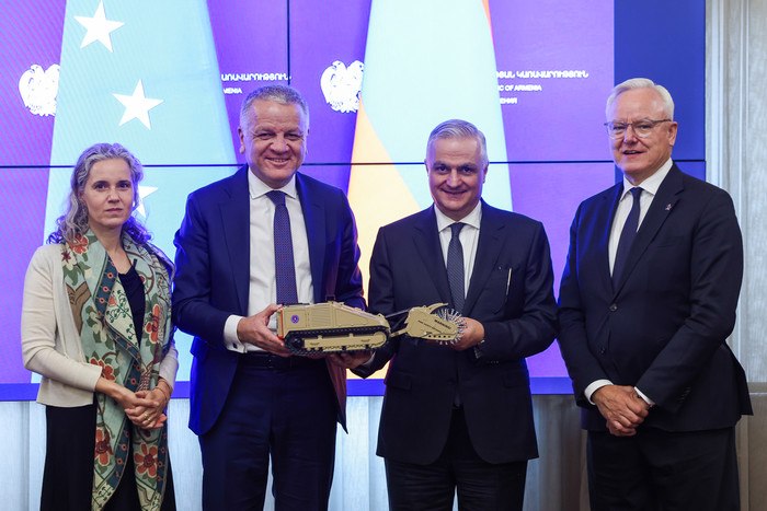 Церемония передачи машины разминирования в Ереване, Армения