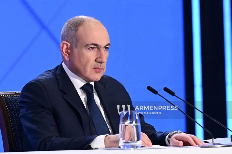 Премьер-министр Армении Никол Пашинян выступает с речью перед аудиторией