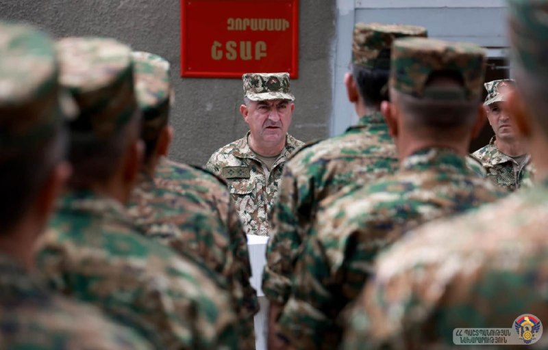 Эдуард Асрян на церемонии передачи боевого знамени в специальном войсковом соединении Армении