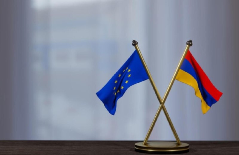 Флаг Евросоюза и Армении, символизирующий финансовую помощь