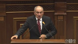 Никол Пашинян на избирательном участке в Армении