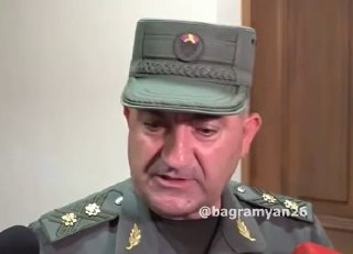 Эдвард Асрян, начальник Генштаба ВС Армении, на пресс-конференции